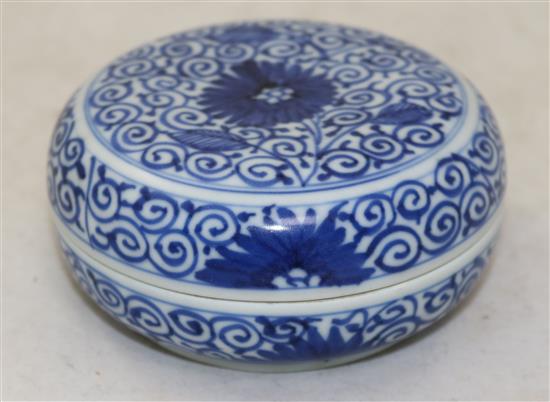 A Chinese blue and white circular box and cover, Kangxi period, diameter 10.2cm